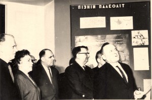 Учасники урочистого відкриття Музею археології під час першої екскурсії. Розповідає О. Черниш (березень 1967 р.)
